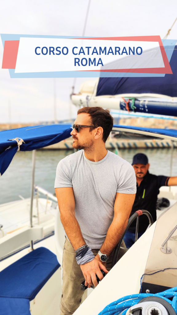 Il nostro allievo al timone durante il nostro corso catamarano a Roma