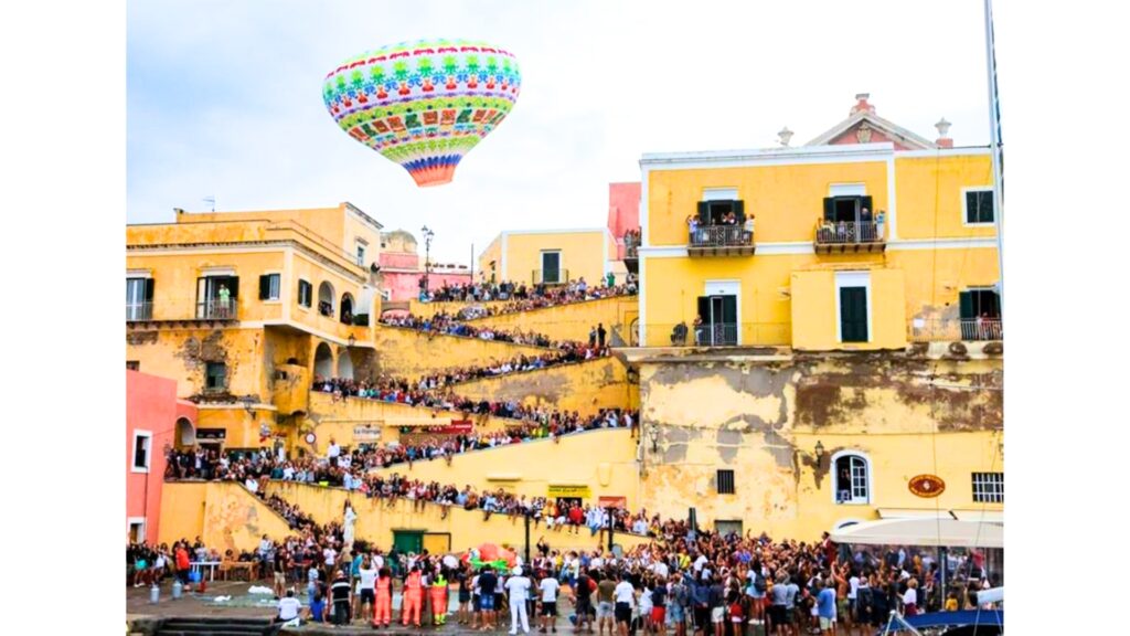 Il lancio delle mongolfiere durante la festa di Santa Candida a Venotene