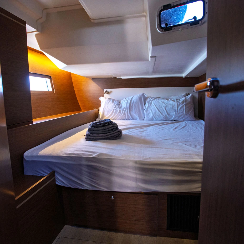 Aft master cabin aboard the Oceanis 51.1 Le Streghe