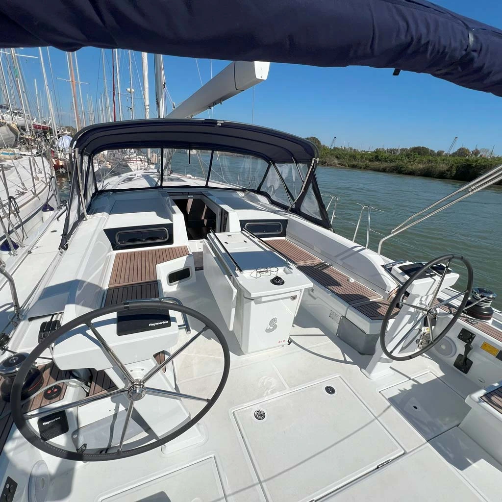 Cockpit and helm of the Oceanis 51.1 Le Streghe